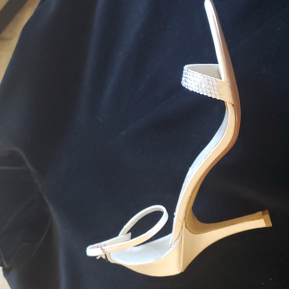 Alfani size 7.5 cream satin shoes with rhinestones